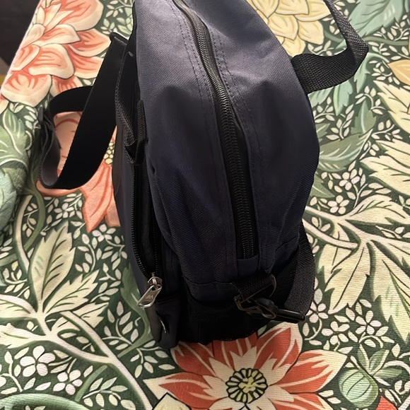 CLEARANCE…… Everlast deluxe utility bag - Picture 3 of 6